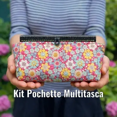 Roberta regge la pochette cucita multitasca con chiusura dritta